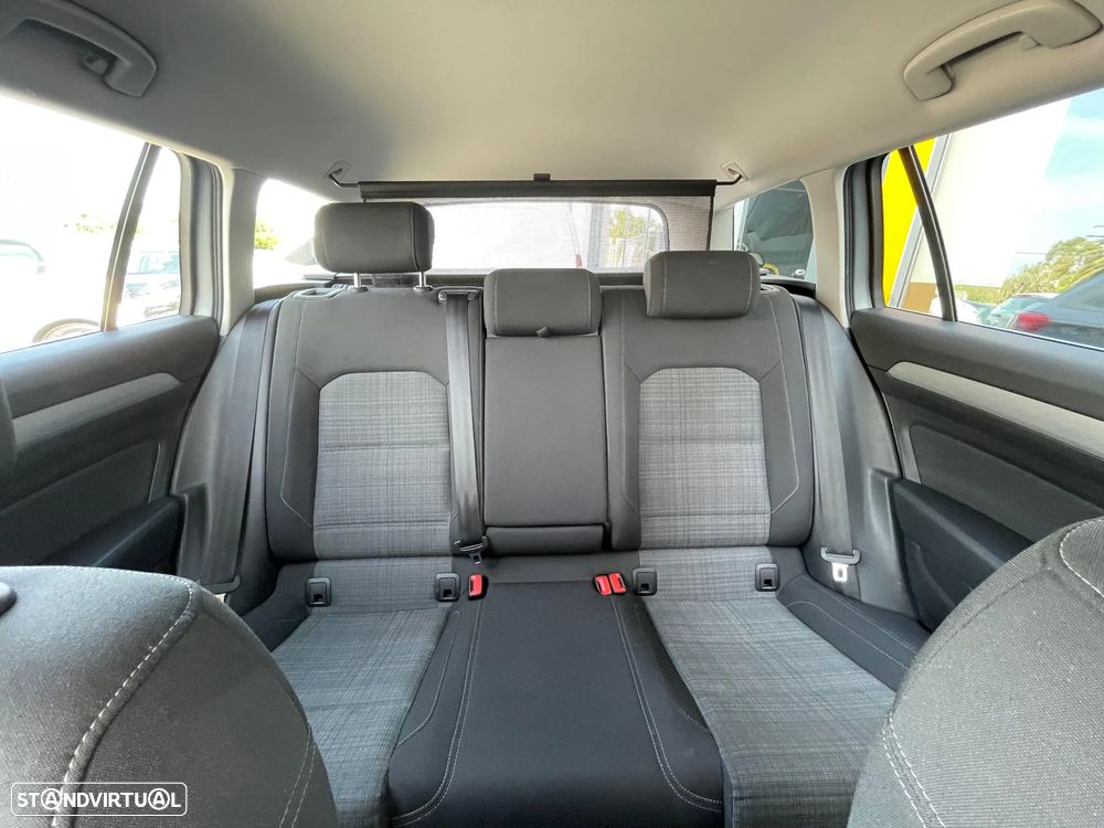 VW Passat Variant 2.0 TDi Business DSG - 23