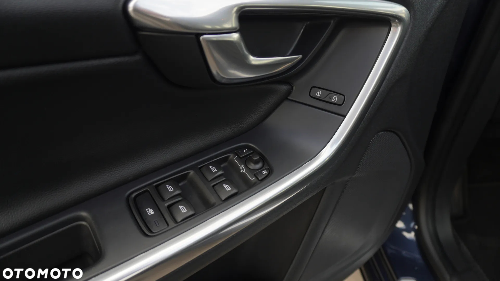 Volvo V60 D6 AWD Plug-in Hybrid Momentum - 33