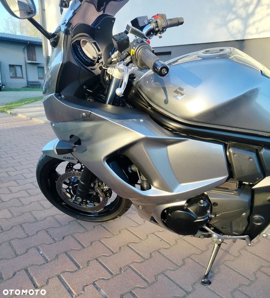 Suzuki GSX - 13