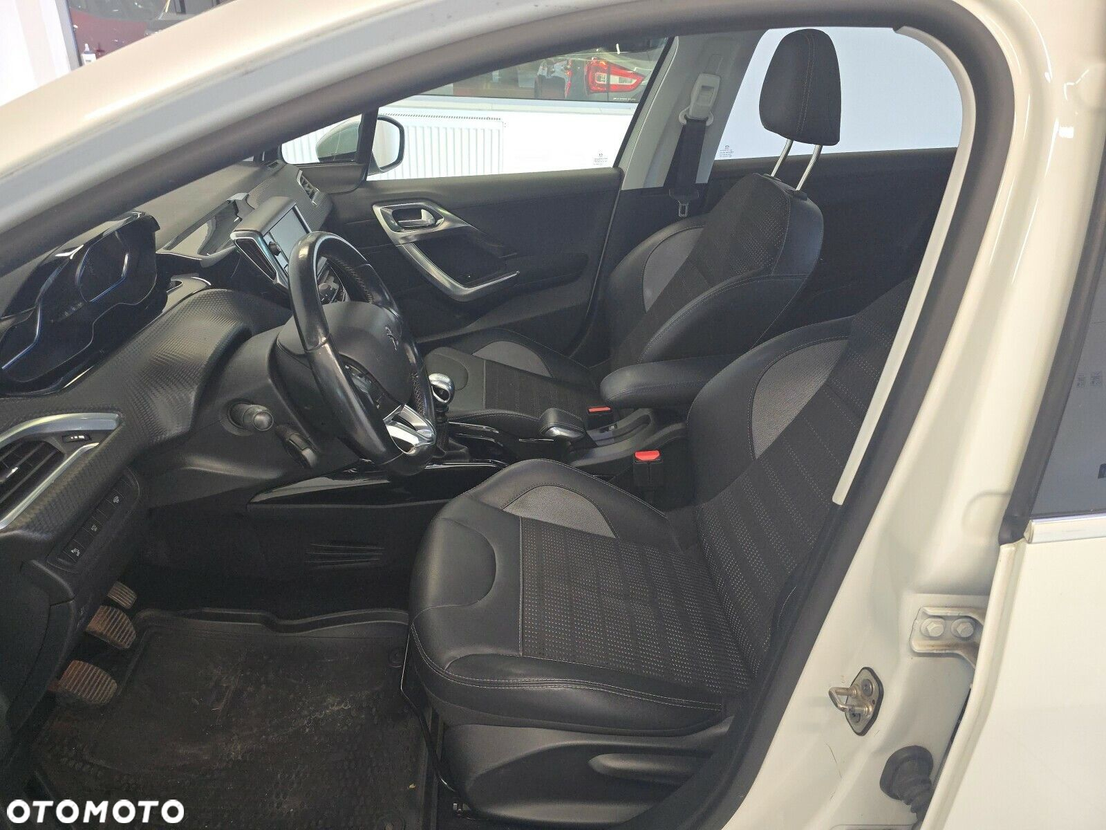 Peugeot 2008 1.2 Pure Tech GPF Allure S&S - 10
