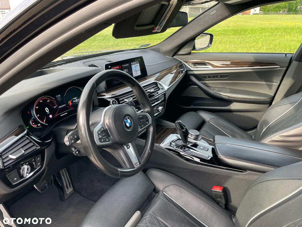 BMW Seria 5 M550i xDrive sport - 8