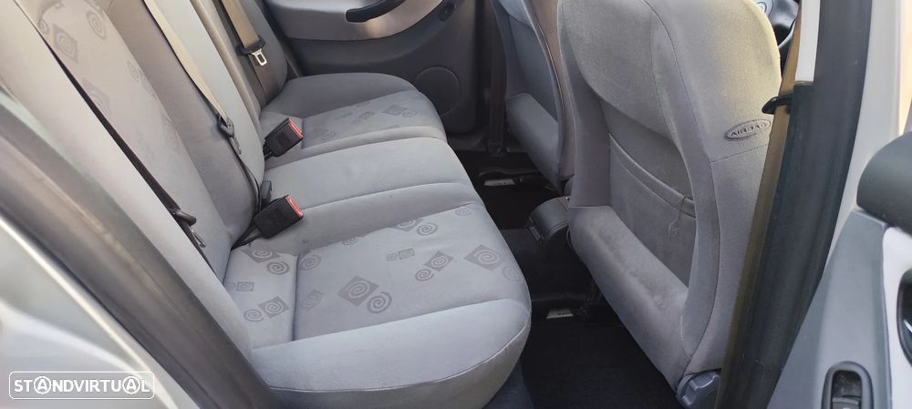 SEAT Leon 1.6 16V Signo - 14