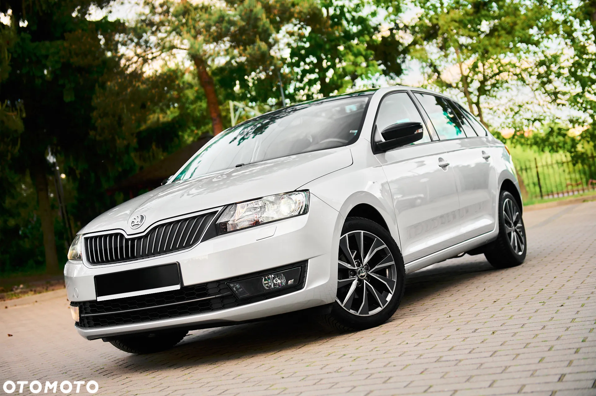 Skoda RAPID Spaceback 1.2 TSI (Green tec) Cool Edition Red & Grey - 3