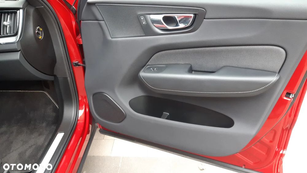Volvo XC 60 B4 B R-Design - 14