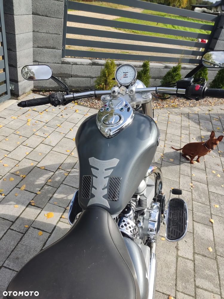 Triumph Bonneville - 12