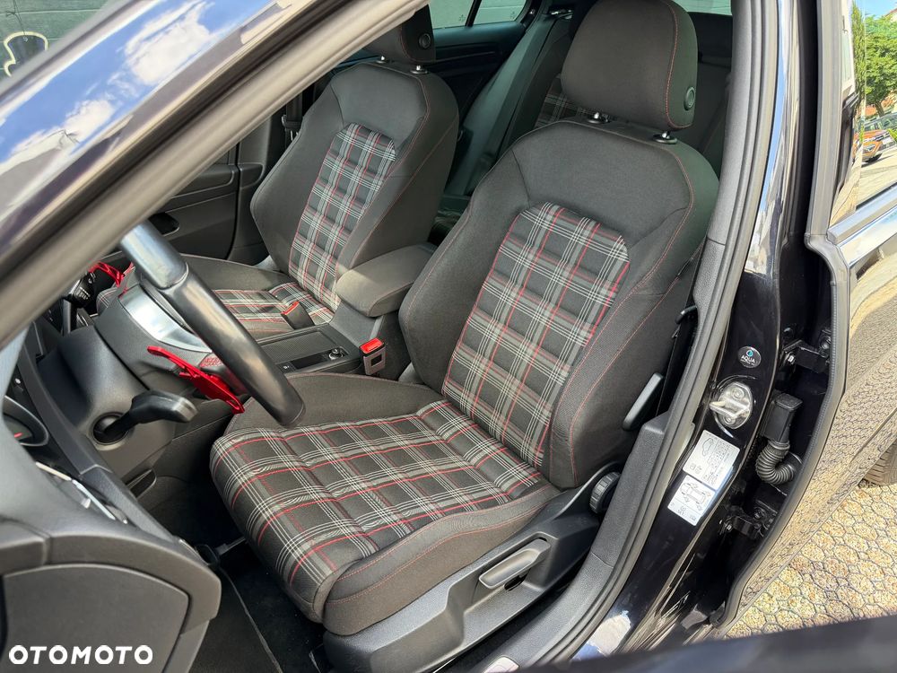Volkswagen Golf - 32