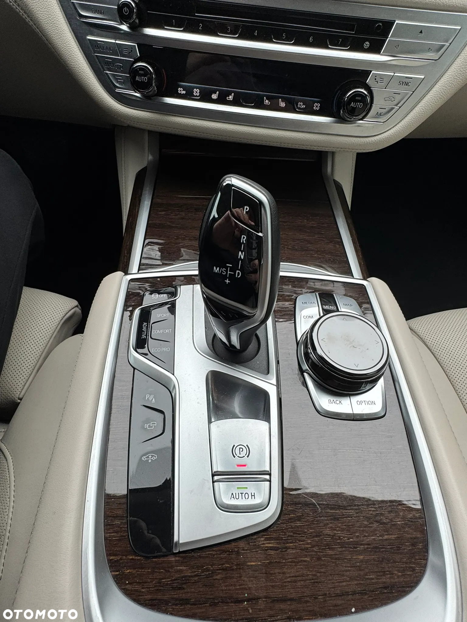 BMW Seria 7 750i xDrive - 24