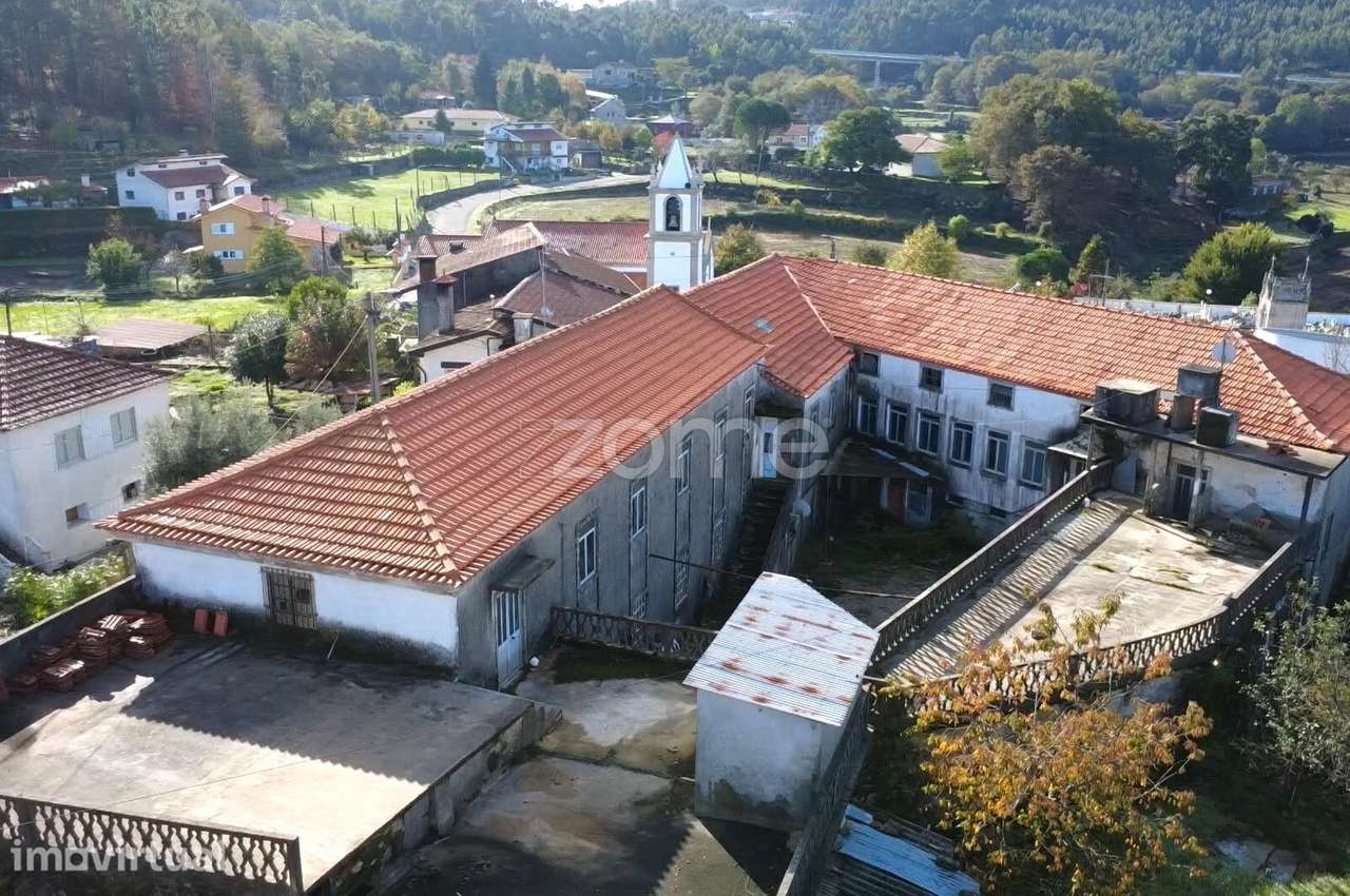 Moradia Bi-Familiar em frente à Igreja de Escariz, Arouca - Grande imagem: 3/35