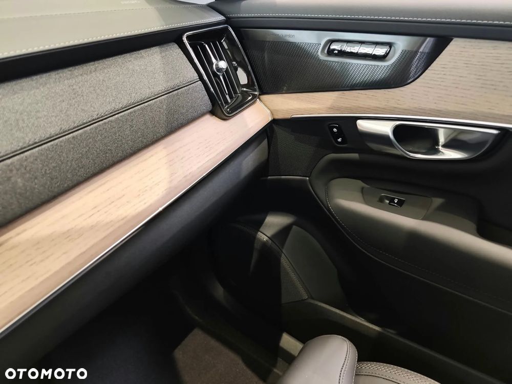 Volvo XC 90 T8 AWD Plug-In Hybrid Ultimate Dark 7os - 32