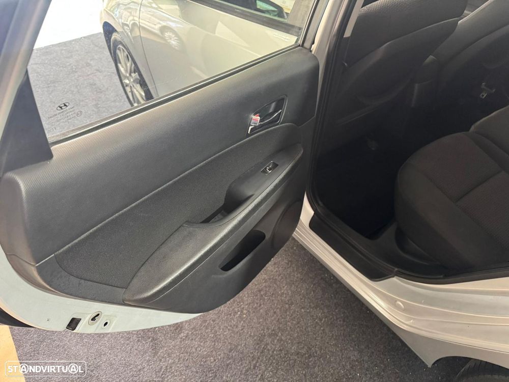 Hyundai i30 1.6 CRDI Comfort DPF - 16