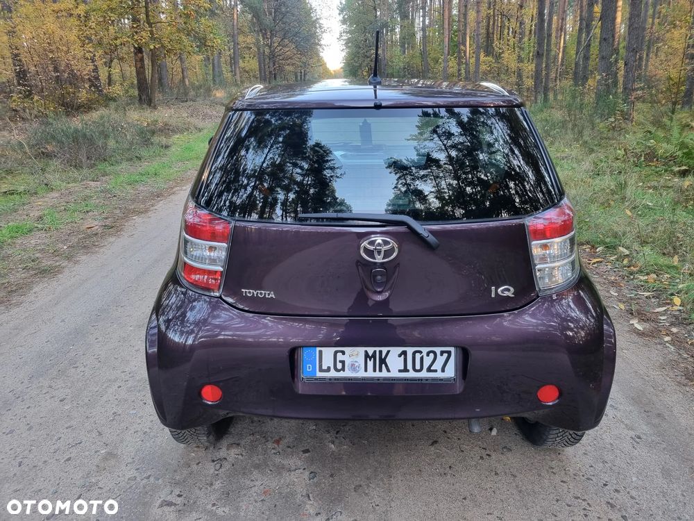 Toyota iQ - 10