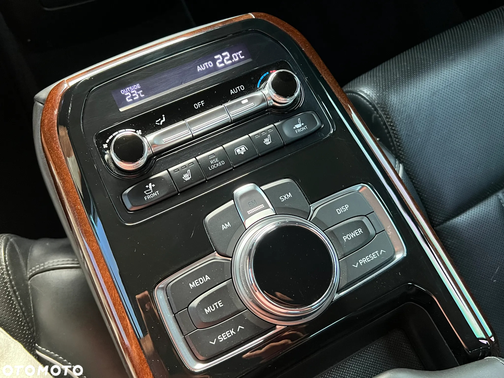 Genesis G90 - 20