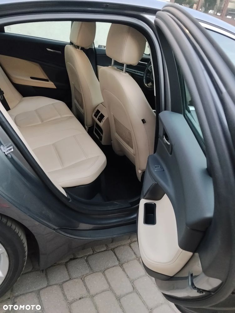 Jaguar XE 2.0 T Prestige - 15