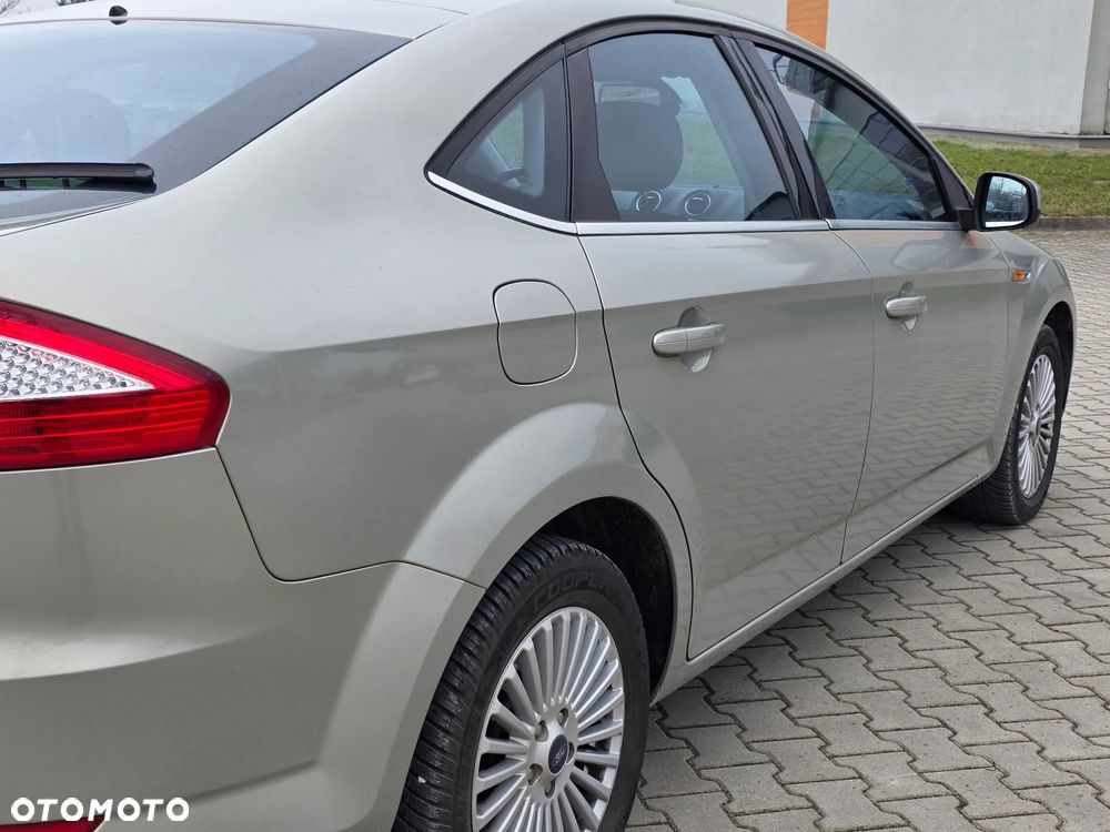 Ford Mondeo 2.3 Ghia - 12