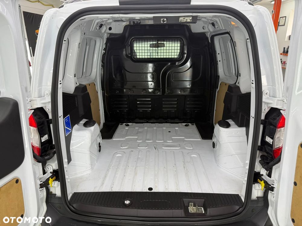 Ford Transit Courier - 20