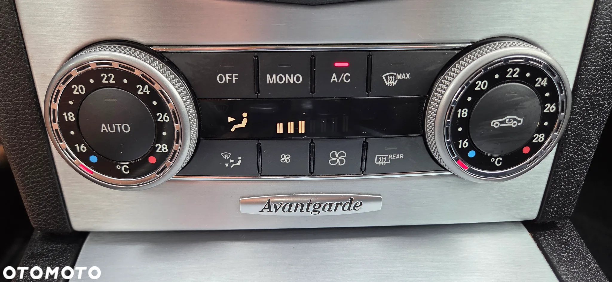 Mercedes-Benz Klasa C 180 T CGI Automatik BlueEFFICIENCY Avantgarde - 19