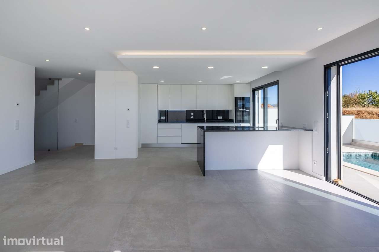 MORADIA NOVA T3+1 COM PISCINA E GARAGEM PARA VENDA NA MEXILHOEIRA GRAN - Grande imagem: 4/32