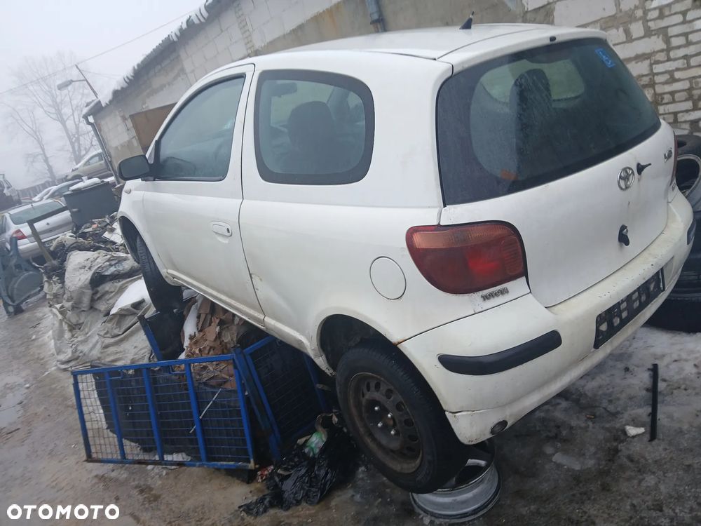 toyota yaris 068 maska zderzak lampa grill błotnik drzwi zbiornik paliwa szyba lusterko klamka - 2