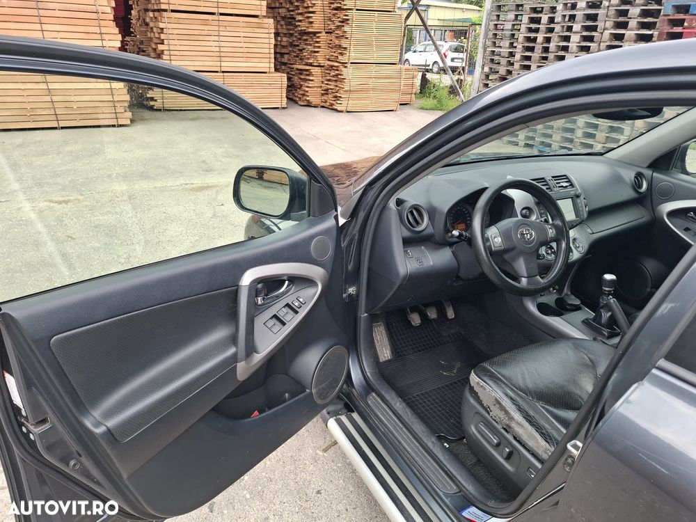 Toyota RAV4 2.2 D-4D Luxury - 1