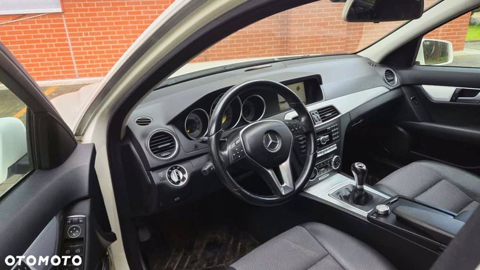 Mercedes-Benz Klasa C 180 CGI BlueEff Avantgarde - 15