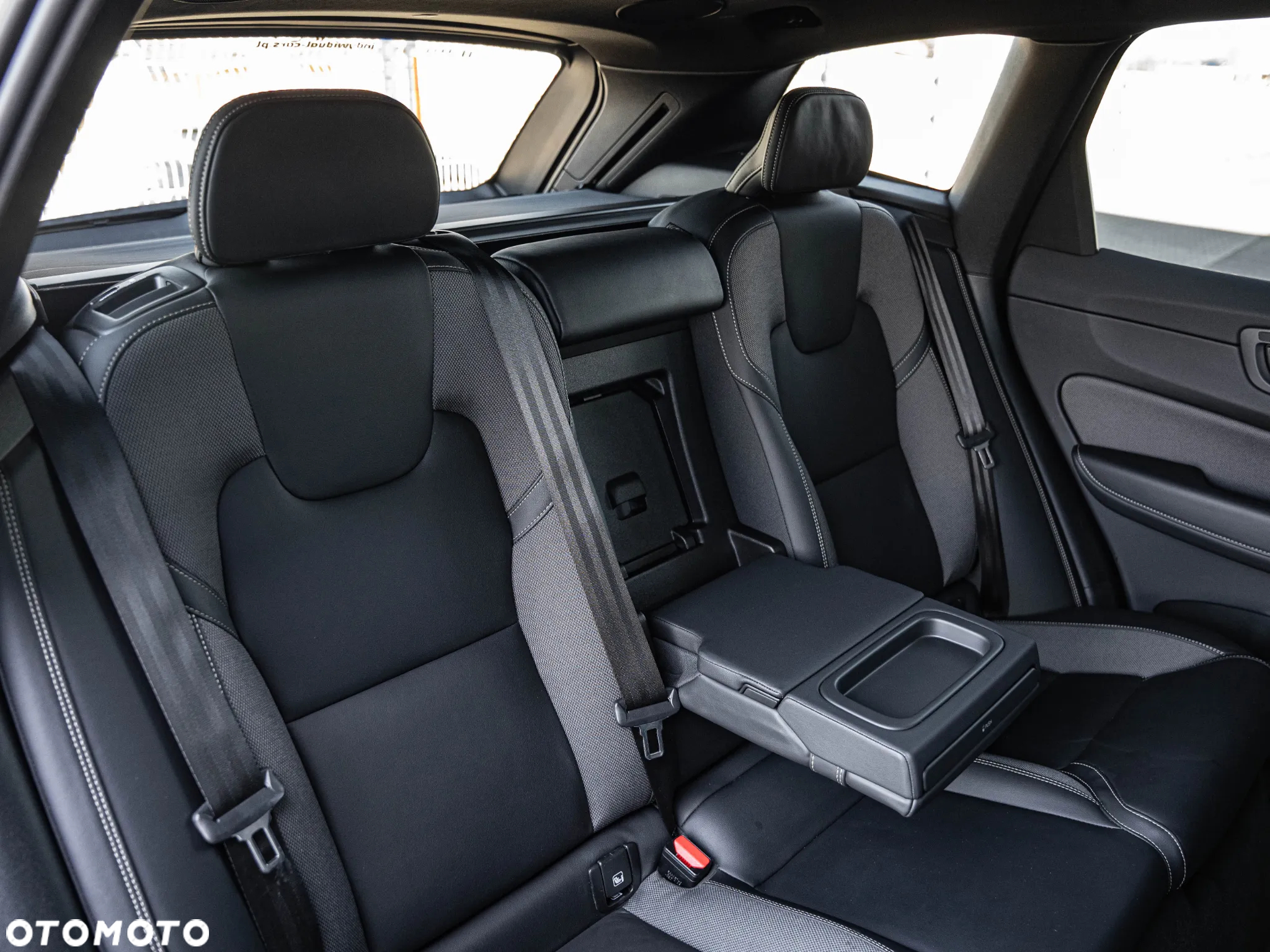 Volvo XC 60 B4 D AWD Plus Dark - 28