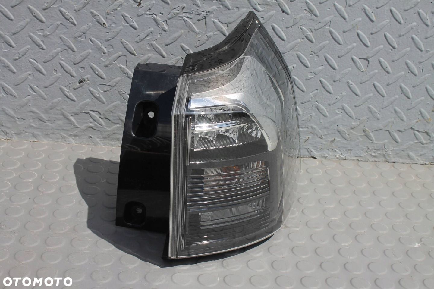 LAMPA W BŁOTNIK PRAWY TYŁ PRAWA TYLNA SUZUKI SX4 S-CROSS II 21- - 1