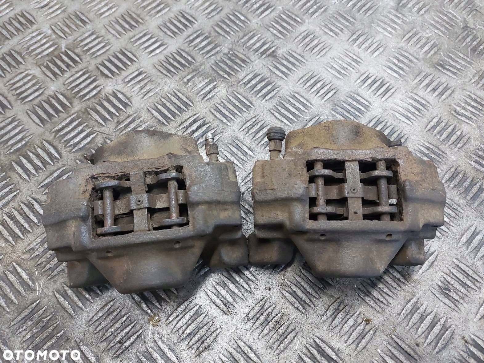 ZACISK HAMULCOWY LEWY TYŁ + PRAWY TYŁ OPEL VECTRA B LIFT - 1