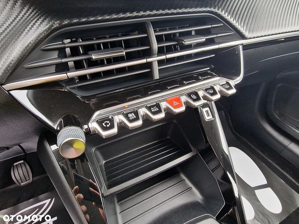 Peugeot 208 - 18
