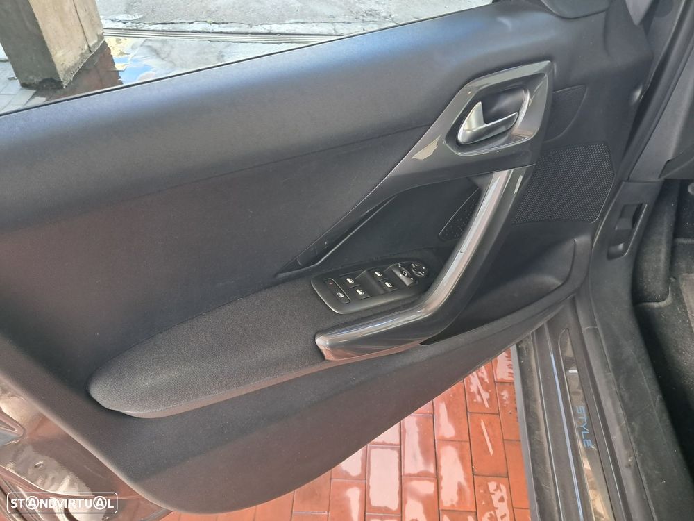 Peugeot 2008 1.2 PureTech Allure - 5
