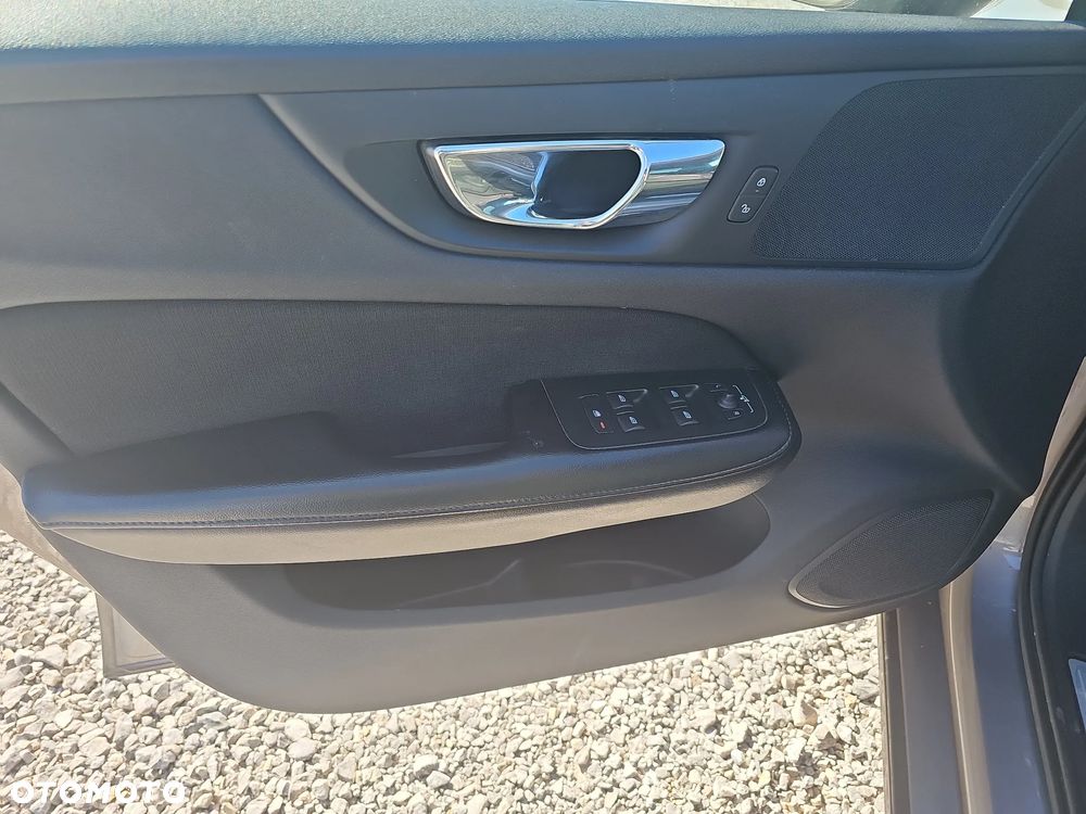 Volvo V60 D4 Momentum - 27