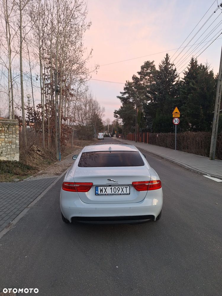 Jaguar XE 2.0 D Prestige - 5