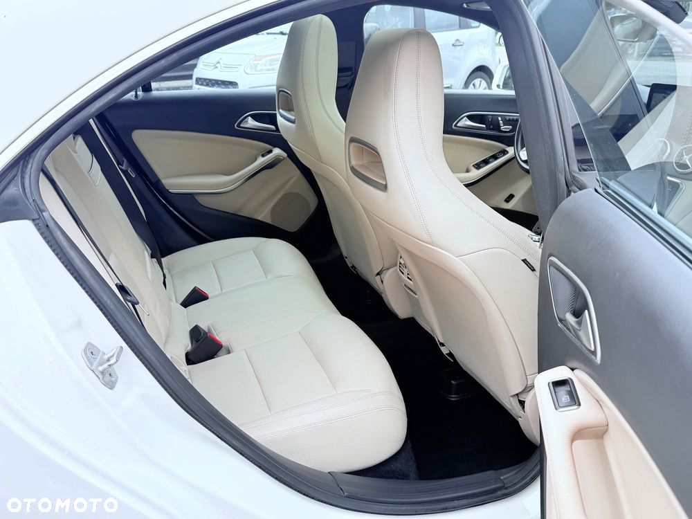 Mercedes-Benz CLA 250 7G-DCT AMG Line - 32