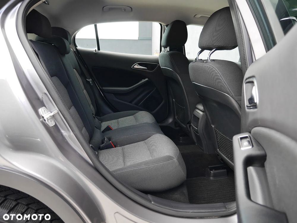 Mercedes-Benz GLA 180 7G-DCT - 27