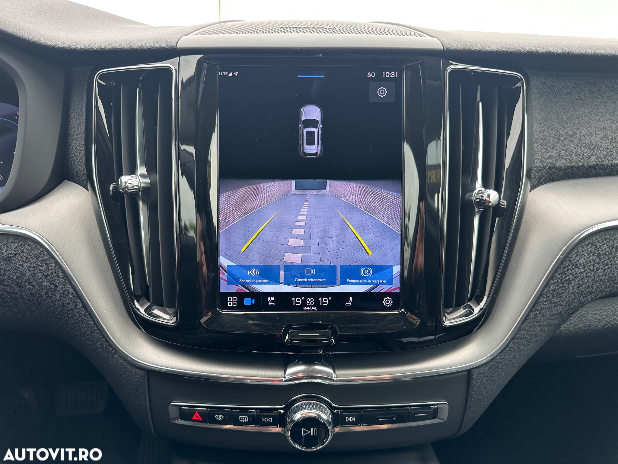 Volvo XC 60 B4 MHEV AT8 FWD Momentum Pro - 37