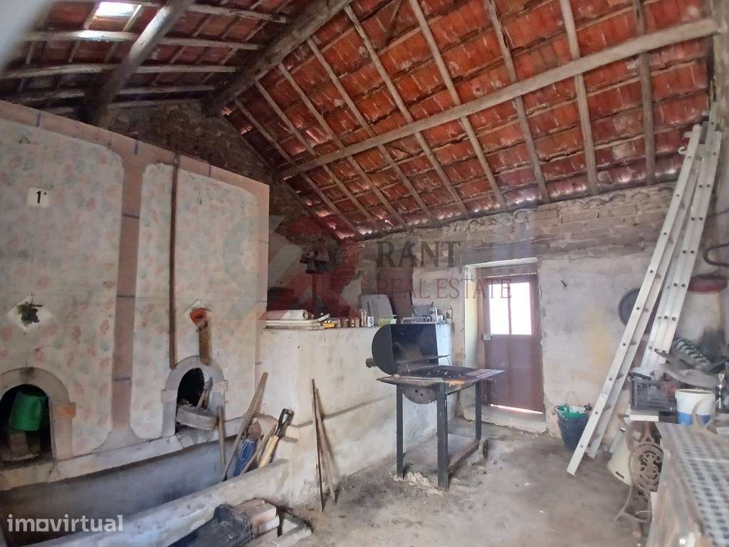 Moradia T2 para Recuperar com Terreno e Arrecadação em Caldas da Ra... - Grande imagem: 5/10