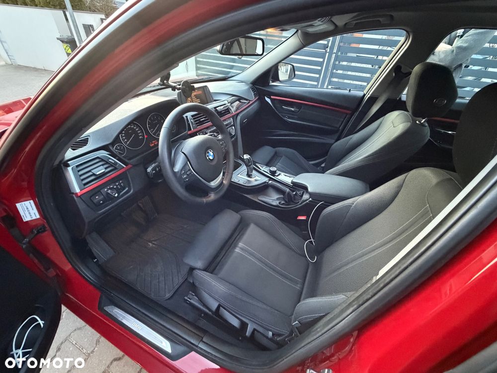 BMW Seria 3 330i M Sport - 8
