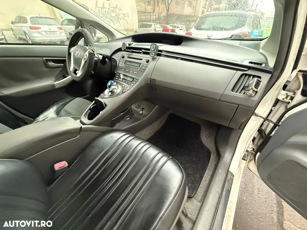 Toyota Prius (Hybrid) Sol - 11