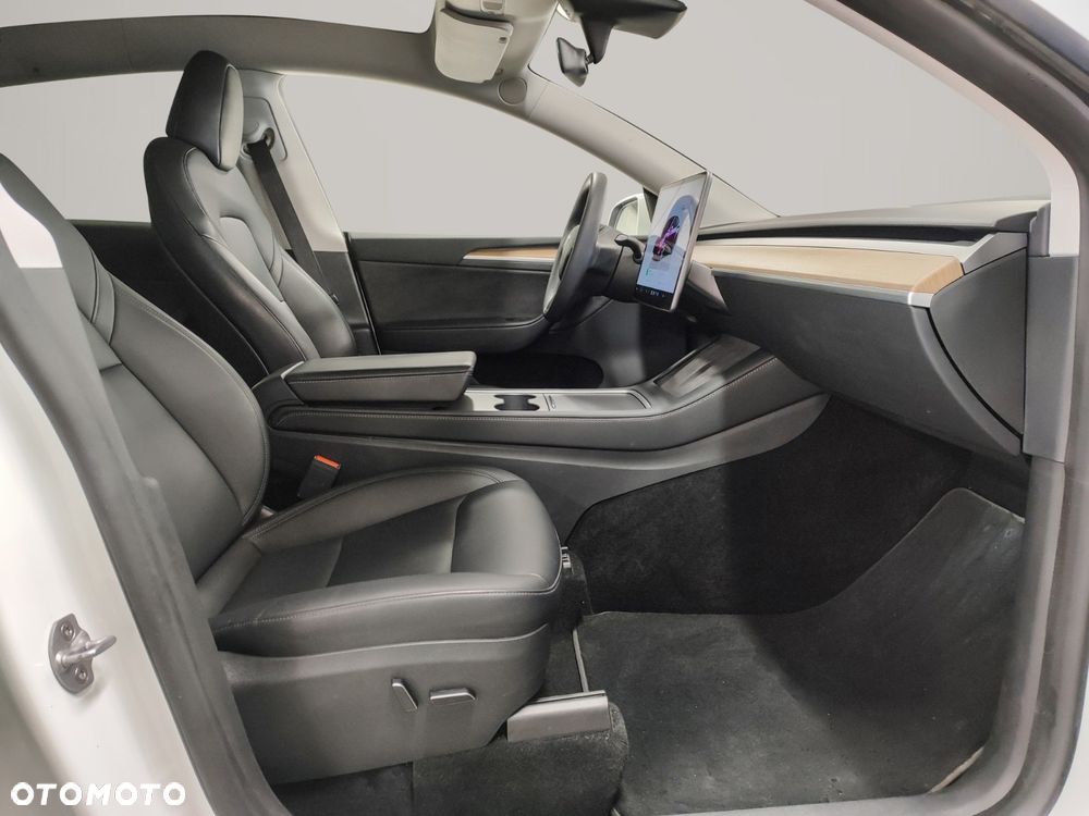 Tesla Model Y Long Range AWD - 6