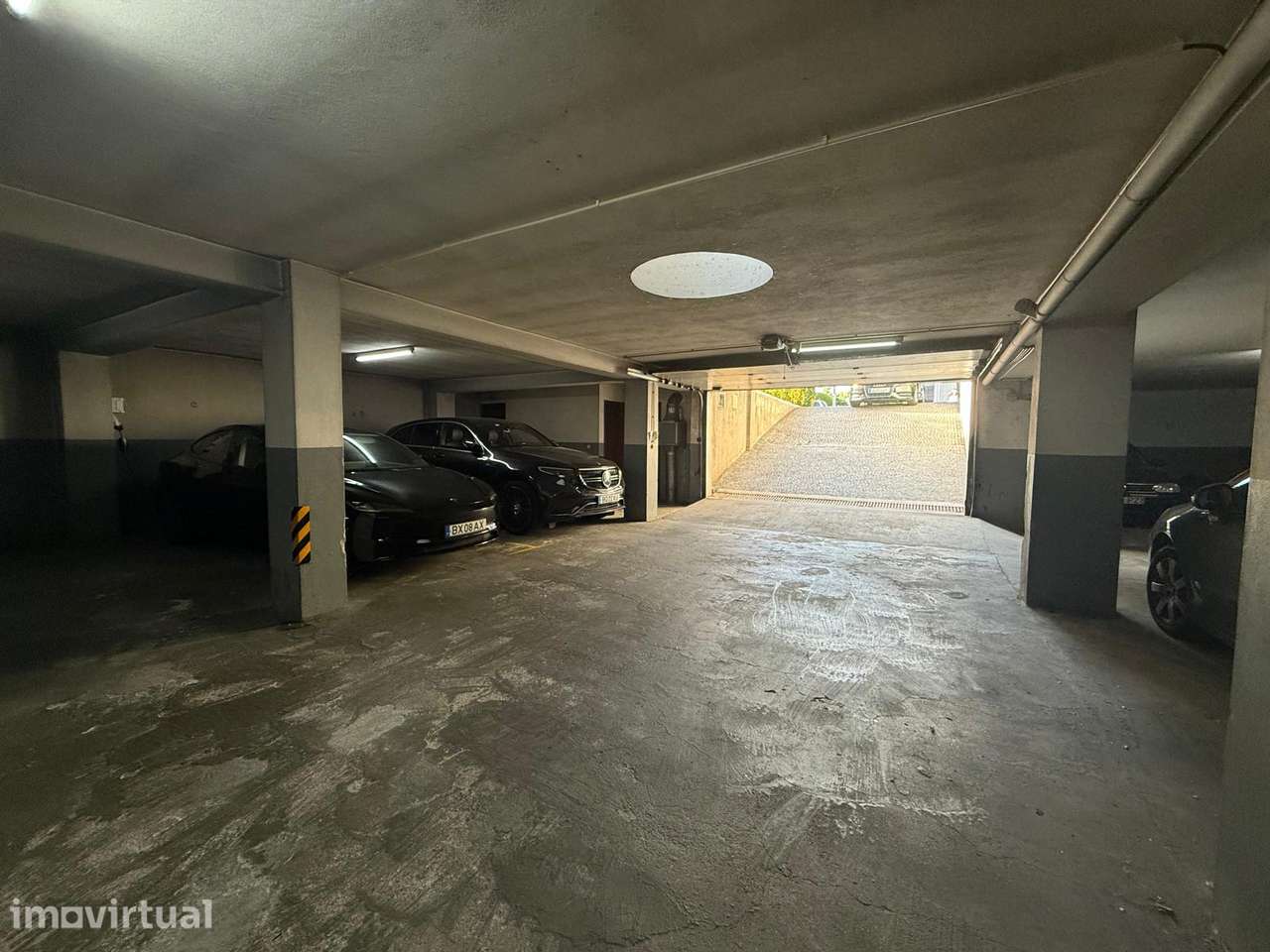 LUGAR de GARAGEM + ARRUMOS FECHADOS com 22,90 m² - Grande imagem: 2/22