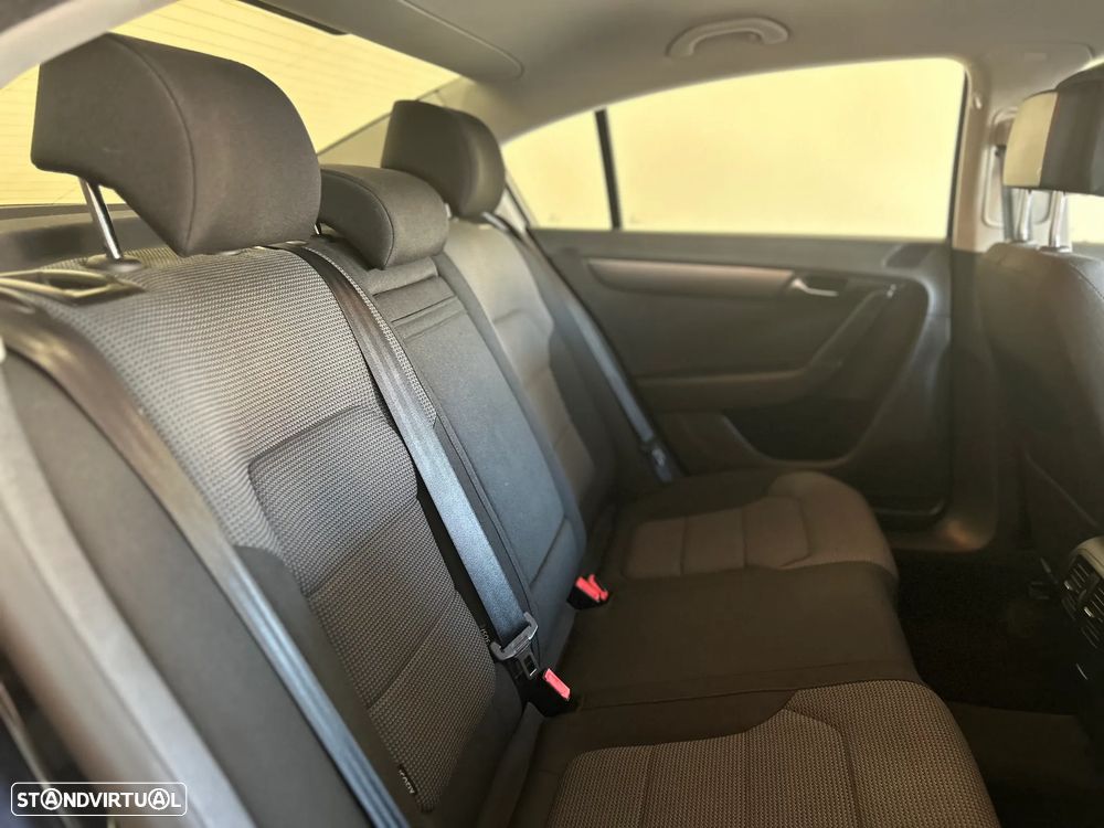 VW Passat 2.0 TDI BlueMotion Trendline - 29