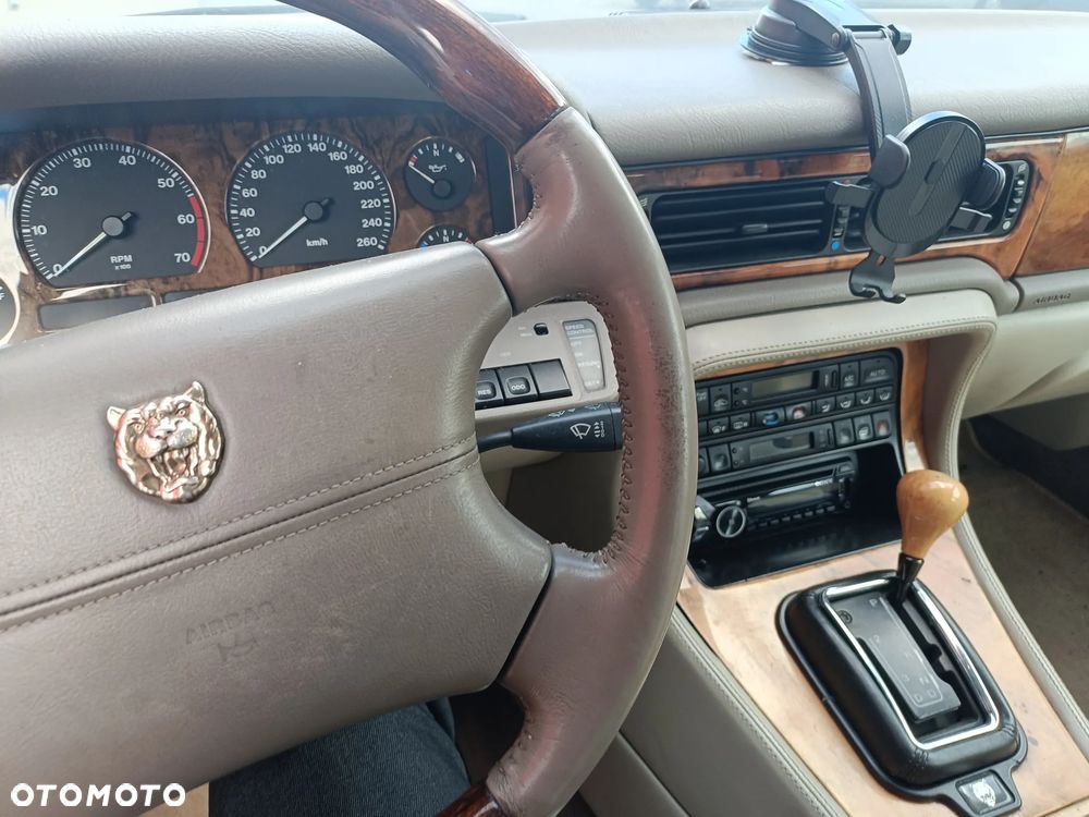 Jaguar XJ - 33