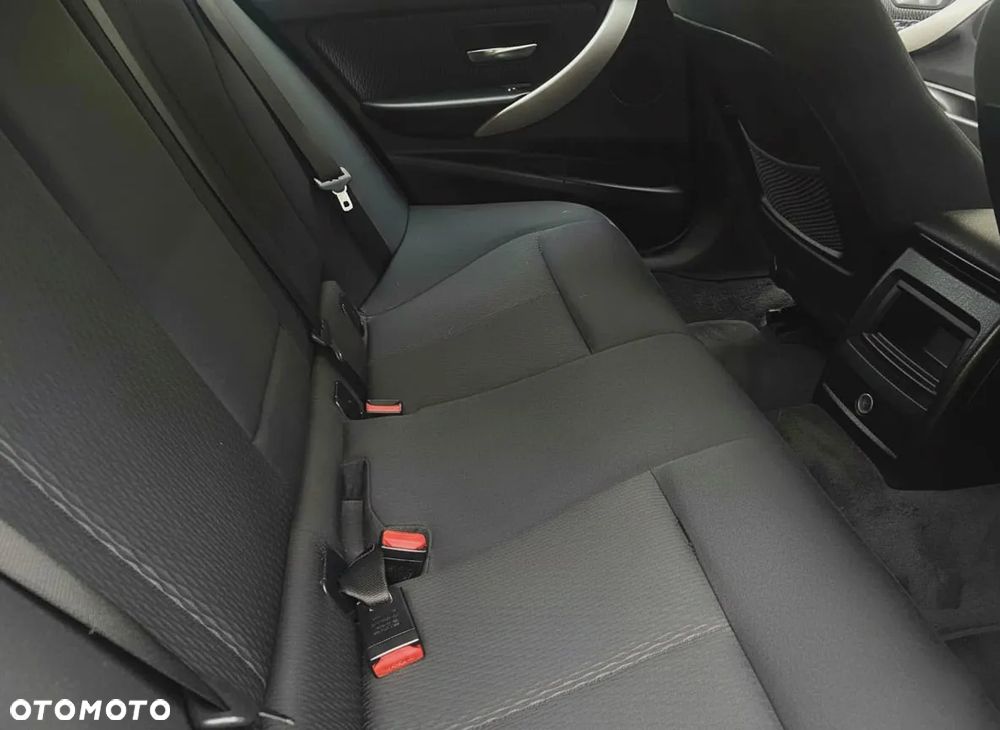 BMW Seria 3 318d Touring Advantage - 20