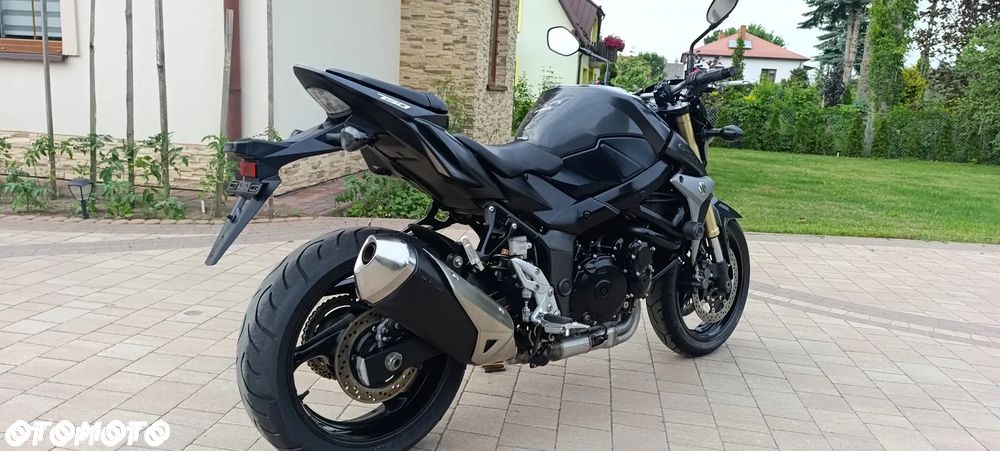 Suzuki GSR - 7