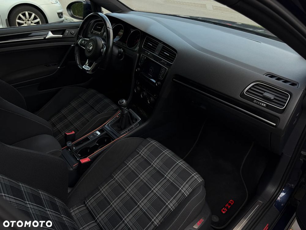 Volkswagen Golf - 21