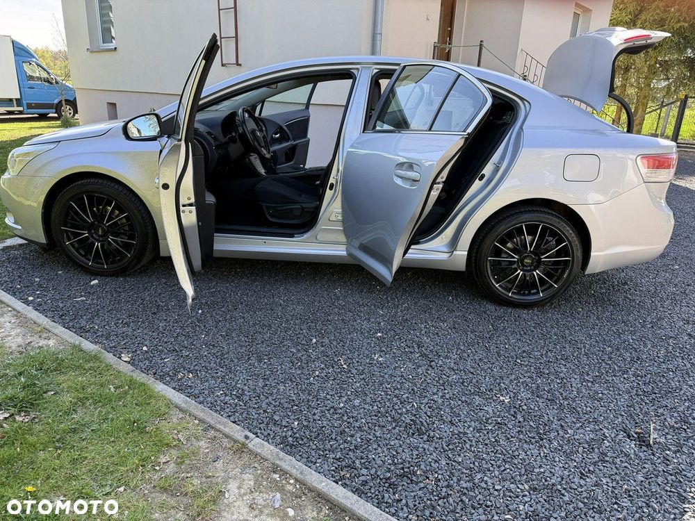 Toyota Avensis 1.8 Style - 14