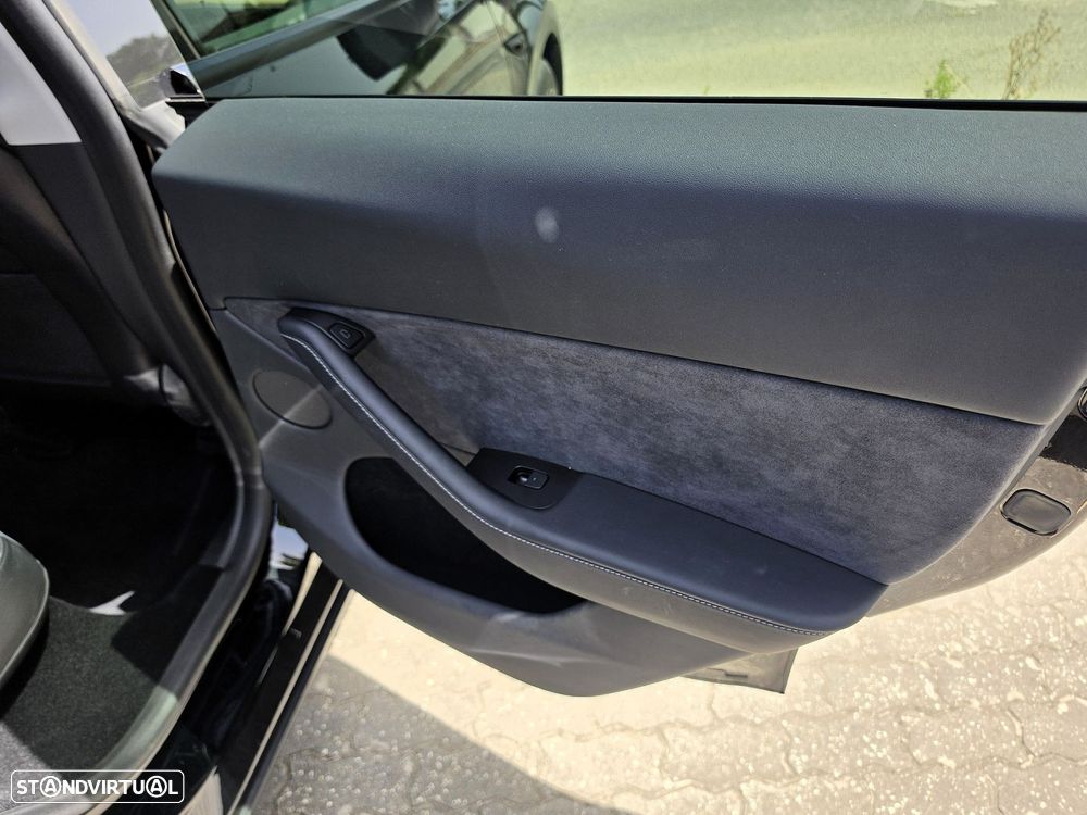 Tesla Model Y Long Range Dual Motor AWD - 32