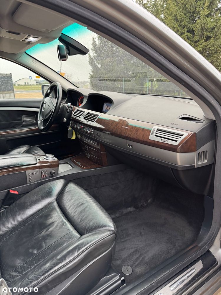 BMW Seria 7 750i L - 26