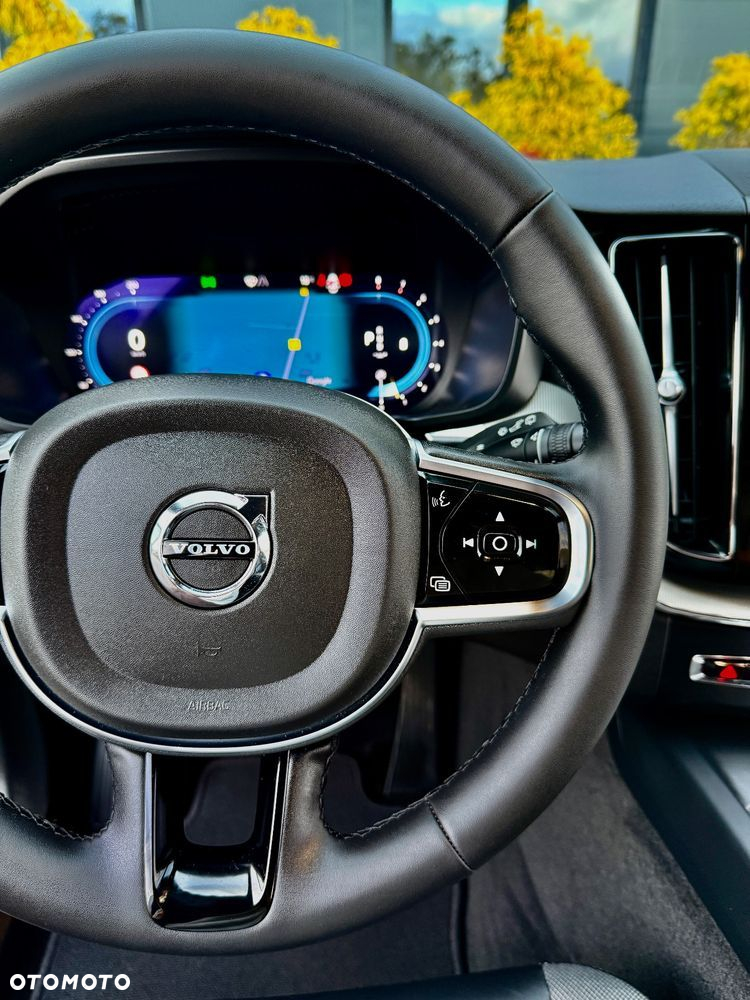 Volvo XC 60 B4 B Plus Dark - 22