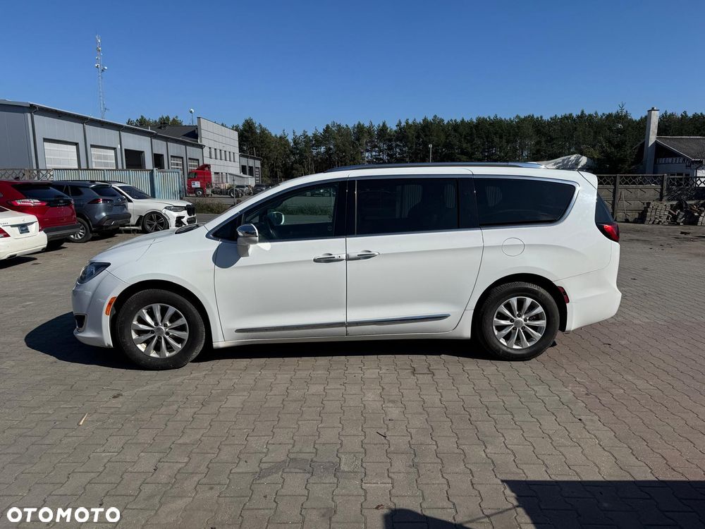 Chrysler Pacifica - 2