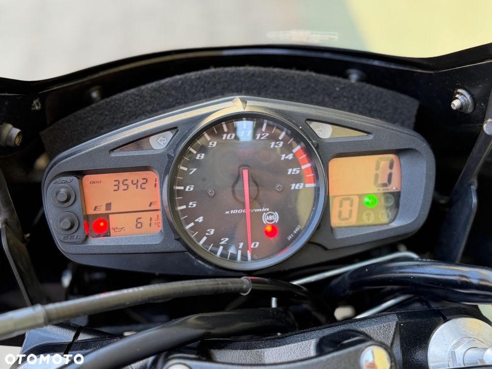 Suzuki GSR - 39
